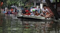 Ketinggian air di kawasan ini masih mencapai 80-150 cm.