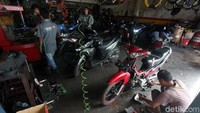 Salah satu problem yang kerap dihadapi pengendara motor saat banjir adalah mogok karena nekat menerobos banjir. Hal itu dapat terjadi karena busi yang terendam banjir.