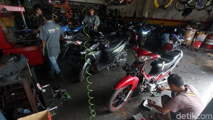 Banjir yang rendam Bekasi di awal tahun 2020 membawa berkah bagi usaha bengkel motor. Warga ramai-ramai membawa motornya untuk diperbaiki usai terendam banjir.