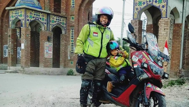 Rider Jambi Naik Motor ke Mekkah, BMW Hanyut Terbawa Banjir
