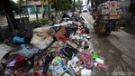 Sampah Sisa Banjir Menumpuk di Jalan Wijaya Kusuma