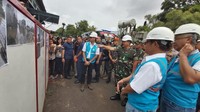 Rombongan Idham dan Azis tiba di lokasi, Jalan PLN, Kembangan Selatan, pukul 09.20 WIB. Di lokasi, Wakil Direktur Utama PLN Darmawan Prasojo menjelaskan, ini pertama kalinya gardu kebanjiran karena luapan air di sisi samping gardu. Istimewa/Dok. PLN.
