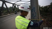 Jembatan tersebut terletak di Jalan Teluk buyung.