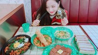 Walaupun disibukkan jadwal konser di berbagai negara, Jisoo tak melupakan hidangan Korea tempat tinggalnya. Ini Jisoo saat mencicipi tteokbokki, odeng, dan makanan khas Korea lainnya. Foto: Instagram @sooyaaa__