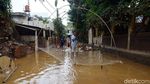 Asyiknya Warga Berburu Ikan di Kala Banjir