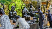 Saat masuk, pengunjung bisa berdoa di Bodhisattva Jizo untuk mendoakan orang yang telah meninggal di sana dengan cara menyemprotkan air ke patung-patung. Setelah itu pengunjung akan melewati Jembatan Gobyobashi, dimana mereka harus membungkuk terlebih dahulu. Saat masuk ke area tersebut, pengunjung tidak boleh membawa makanan, minuman, berfoto dan merekam video. (Foto: iStock)