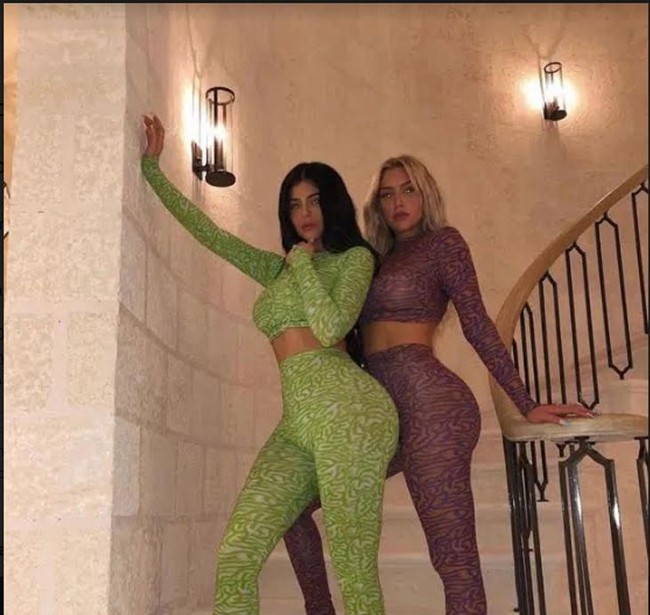 Ini gaya kompak Kylie dan Stassie lainnya. Tak kalah dari Kylie yang kerap bikin sensasi, Stassie pun pernah membuat pengakuan yang menghebohkan. Dia mengaku melakukan operasi pembesaran payudara.  Foto: Instagram