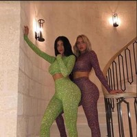 Ini gaya kompak Kylie dan Stassie lainnya. Tak kalah dari Kylie yang kerap bikin sensasi, Stassie pun pernah membuat pengakuan yang menghebohkan. Dia mengaku melakukan operasi pembesaran payudara.  Foto: Instagram