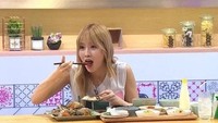 Satu meja penuh makanan, Momo terlihat santai saat menghabiskan makanan sebanyak ini. Selain hobi makan, Momo juga hobi tidur lho. Foto: Istimewa