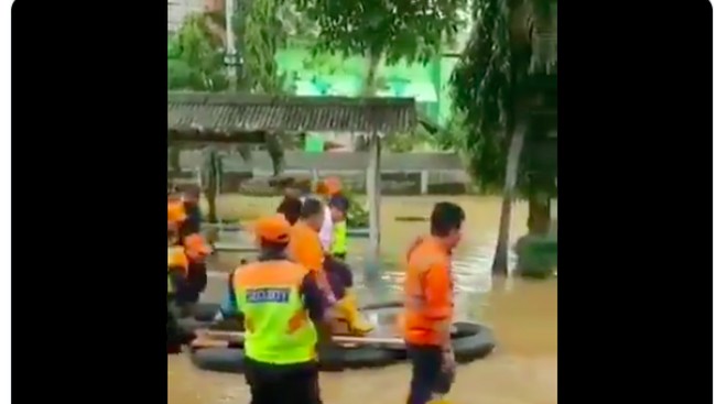 Polemik Normalisasi Ciliwung Mandek, Viral Bos KAI Naik Getek Berkursi