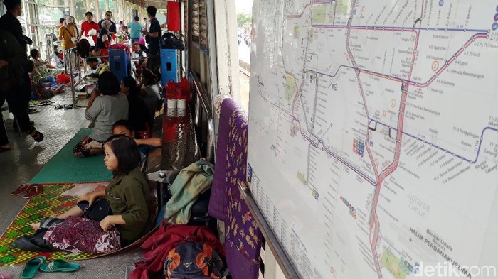 Halte TransJakarta Jembatan Baru ramai ditempati pengungsi. Lokasi itu disulap menjadi posko pengungsian bagi warga terdampak banjir di kawasan tersebut.