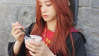 Berpetualang di Disneyland bersama member BLACKPINK yang lain, Jisoo tak lupa mencicipi es krim setelah bermain wahana Harry Potter. Foto: Instagram @sooyaaa__