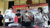 Kapolres Gunungkidul, AKBP Agus Setiawan saat jumpa pers di kantornya, Desa Baleharjo, Kecamatan Wonosari, Kabupaten Gunungkidul, Jumat (3/1/2020) mengatakan, sesuai hasil pemeriksaan, bahwa motifnya adalah pelaku dan korban selama ini ada hubungan asmara.