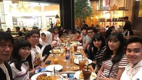  Amanda juga sering berpose saat makan-makan bersama keluarga tercinta. Di sini terlihat ada ayah dan ibunya. Serta ada banyak anggota keluarga lain yang ikut makan. Foto: instagram @amandacaesaa