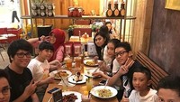 Kalau ini momen makan Amanda dengan saudara-saudaranya. Ditemani sang mama, Amanda berpose manis di sela-sela waktu makan malamnya.Foto: instagram @amandacaesaa
