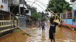 Asyiknya Warga Berburu Ikan di Kala Banjir