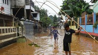 Perlengkapan yang digunakan warga untuk mencari ikan itu pun dibuat dari jaring dan bambu.