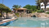 Hotel ini dikelola untuk kaum nudis sejak tahun 2010. Terletak di Desa Vassilikos di Pulau Zakynthos, hotel ini memberikan panorama indah untuk menyatu dengan alam. (Trivago)