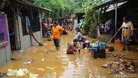 Saru per satu mereka mulai mengeluarkan barang-barang berharga mereka dari dalam rumah untuk dibersihkan.