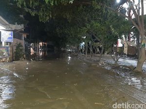 Warga Masih Berjibaku Bersihkan Lumpur Sisa Banjir di Villa Nusa Indah