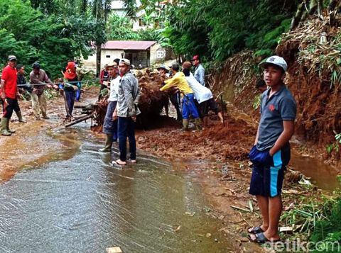 Longsor di Sukabumi, Warga Singkirkan Akar Bambu Sebesar Kerbau