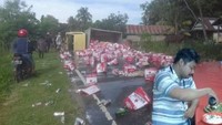 Saking santainya Ipunk memilih makan di tengah banjir, sepertinya ia tak akan masalah makan di tengah kecelakaan. Foto: Istimewa