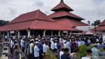 Ribuan Umat Salatkan Jenazah Yunahar Ilyas di Masjid Gedhe Kauman