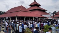 Ribuan umat ikut serta menyalatkan jenazah Prof Yunahar Ilyas usai melaksanakan salat Jumat.