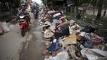 Sampah Sisa Banjir Menumpuk di Jalan Wijaya Kusuma