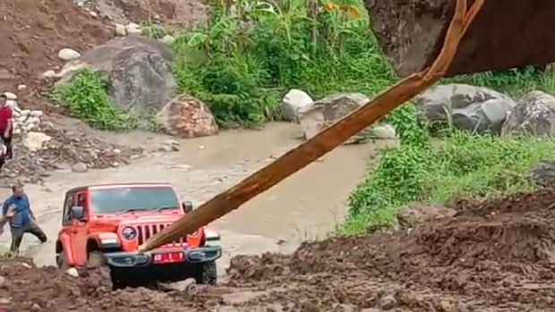 Mobil Dinas Miliaran Rupiah BUpati Karanganyar Gagal Nanjak