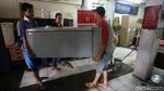 Sejumlah Toko di Bekasi Mulai Bersih-bersih Usai Banjir