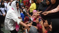 Selain untuk memeriksa kondisi korban banjir, Iriana juga turut menyerahkan kepada para korban banjir di kawasan tersebut. Antara Foto/Akbar Nugroho Gumay.