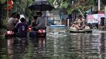 Banjir Masih Tinggi, Ojek Perahu Laris Manis di Pejagalan