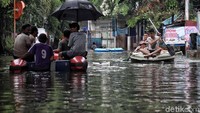 Untuk menggunakan jasa ojek perahu, warga harus membayar Rp 100 ribu untuk sekali antar.