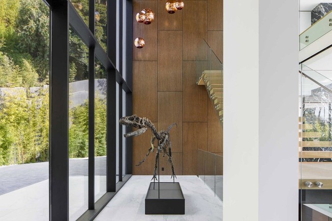 Ketika memasuki rumah tersebut, Anda akan disambut pajangan berupa fosil dinosaurus asli. Harganya mencapai US$ 1,5 juta atau sekitar Rp 20 miliar. (Foto: The Agency Re)