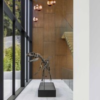 Ketika memasuki rumah tersebut, Anda akan disambut pajangan berupa fosil dinosaurus asli. Harganya mencapai US$ 1,5 juta atau sekitar Rp 20 miliar. (Foto: The Agency Re)