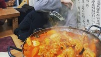 Pria yang menjadi bagian dari hits terkenal Super Junior Mr. Simple ini berpose dengan sepanci hangat hidangan khas Korea di sebuah rumah makan. Foto: Instagram @kimheenim