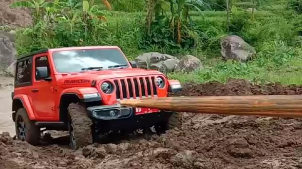 Duh, Mobil Dinas Rubicon Bupati Karanganyar Gagal Nanjak!