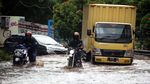 Aksi Pengendara Motor dan Mobil Terobos Banjir di Bekasi