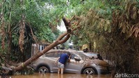 Sejak Senin (1/1) lalu, banjir di kawasan ini bahkan mencapai atap rumah warga.