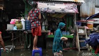 Sejumlah pedagang nampak bersiap membuka lapak dagangan mereka yang menyediakan berbagai kebutuhan sehari-hari.