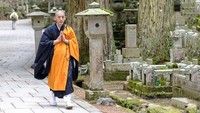 Setelah ia dimakamkan, para penganut Shingon menengok makamnya dan mereka mendapati kalau jasad Kukai tetap utuh bahkan rambutnya tumbuh panjang. Dari kejadian itulah muncul legenda yang mengatakan kalau Kukai sebenarnya tidak meninggal tetapi bermeditasi menunggu Buddha datang di masa depan. (Foto: iStock)