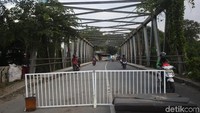 Pergeseran jembatan membuat kendaraan roda empat dilarang melintas.
