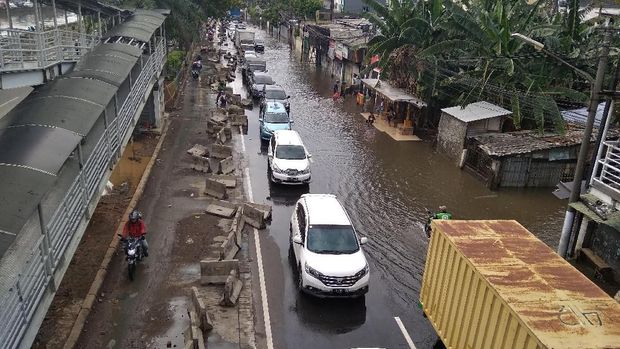 Beton Pembatas Busway di Jalan Daan Mogot Arah Grogol Berserakan