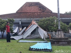 Angin Kencang di Kulon Progo, Tenda Pernikahan Ambruk-Pohon Tumbang