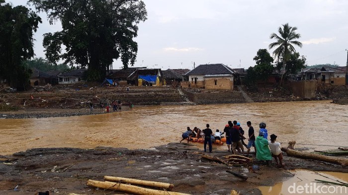Diterjang Banjir Bandang, 17 Ribu Lebih Warga Lebak Banten Mengungsi