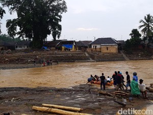 Tim SAR Fokus Buka Akses Terisolir yang Terdampak Banjir Lebak