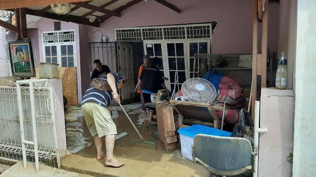 Banjir Surut, Warga Villa Jatirasa Bekasi Bersihkan Rumah dari Lumpur