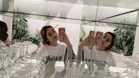 Berpose di depan lemari kaca penuh gelas, Amanda tampil seperti anak muda lainnya yang suka berswafoto. Wah di dapur saja narsis nih. Foto: instagram @amandacaesaa