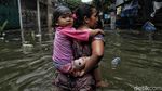Banjir Masih Tinggi, Ojek Perahu Laris Manis di Pejagalan